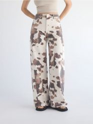 Jeansy wide leg ze zwierzęcym wzorem - wielobarwny. Jeansy damskie Reserved, bez wzorów, z bawełny. W wyprzedaży za 139.99 zł.