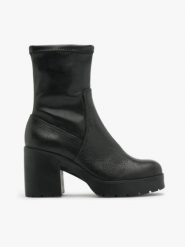 Czarne botki z elastyczną cholewką. Czarne botki damskie Ryłko, bez wzorów, ze skóry, bez obcasa, na obcasie, bez zapięcia. Za 399.99 zł.