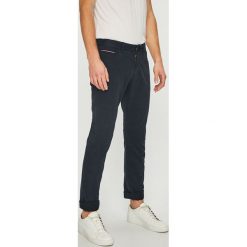 Tommy Hilfiger - Spodnie. Niebieskie spodnie materiałowe męskie Tommy Hilfiger, bez wzorów, z bawełny. W wyprzedaży za 259.90 zł.