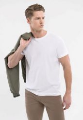 Bawełniana koszulka T-BASIC. Białe t-shirty męskie Volcano, m, bez wzorów, z bawełny, bez kołnierzyka, bez ramiączek. Za 54.99 zł.