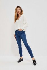 Jeansy skinny ze średnim stanem ciemnoniebieskie. Niebieskie jeansy damskie MOODO, bez wzorów, z bawełny, długie. W wyprzedaży za 44.99 zł.