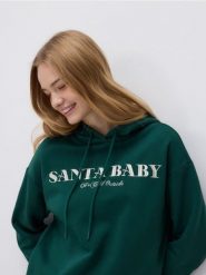 Bluza ze świątecznym napisem - ciemnozielony. Zielone bluzy damskie Reserved, l, bez wzorów, z bawełny, wizytowe, bez ramiączek, bez kaptura. W wyprzedaży za 45.99 zł.