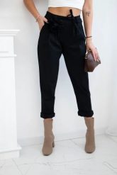Spodnie Punto z ozdobnym kwiatem czarne. Czarne spodnie materiałowe damskie KESI, na lato, z aplikacjami, z bawełny, eleganckie, plus size. Za 184.01 zł.