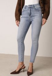 Niebieskie Dopasowane Bawełniane Jeansy Neviline. Niebieskie jeansy damskie Born2be, bez wzorów, z bawełny, klasyczne. Za 99.99 zł.