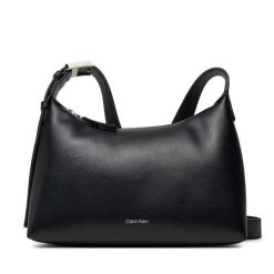 Torebka Calvin Klein. Czarne listonoszki damskie Calvin Klein, bez wzorów, bez dodatków. Za 279.99 zł.