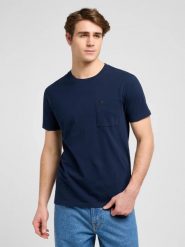 MESKA KOSZULKA LEE ULTIMATE POCKET TEE RIVET NAVY 112370493. Niebieskie t-shirty męskie Lee, s, bez wzorów, bez kołnierzyka, bez ramiączek. Za 79.99 zł.