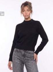 Krótki sweter z wiskozą - czarny. Czarne swetry nierozpinane damskie Sinsay, l, bez wzorów, z wiskozy, bez kołnierzyka, bez ramiączek. Za 49.99 zł.