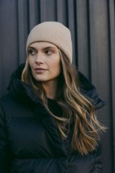 WEŁNIANA CZAPKA DELIA BEŻOWA One size - Flawless. Brązowe czapki damskie Flawless, na zimę, bez wzorów, z kaszmiru, eleganckie. Za 239.00 zł.