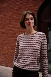 Sweter w paski beżowy. Brązowe swetry nierozpinane damskie MOODO, l, bez wzorów, z bawełny, bez kołnierzyka, bez ramiączek. Za 139.99 zł.