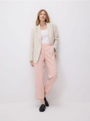 Jednorzędowa marynarka z wiskozą - wielobarwny. Marynarki i żakiety damskie Reserved, bez wzorów, z tkaniny, klasyczne, bez kołnierzyka, bez ramiączek. Za 259.99 zł.