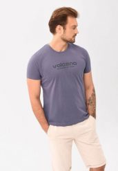 Fioletowy t-shirt T-MOOVO. Fioletowe t-shirty męskie Volcano, l, bez wzorów, z bawełny, bez kołnierzyka, bez ramiączek. Za 59.99 zł.
