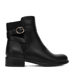 Botki DeeZee. Czarne botki damskie DeeZee, bez wzorów, bez obcasa, na płaskiej podeszwie, bez zapięcia. Za 179.99 zł.