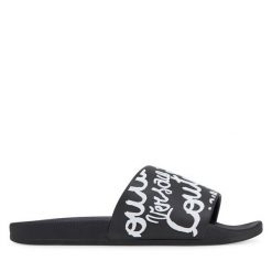 Klapki Versace Jeans Couture. Czarne klapki damskie Versace Jeans Couture, bez wzorów, z jeansu, bez obcasa, bez zapięcia. Za 319.99 zł.