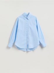 Koszula z ozdobnym kołnierzem - jasnoniebieski. Niebieskie koszule damskie Reserved, l, bez wzorów, z bawełny, bez kołnierzyka, bez ramiączek. Za 119.99 zł.