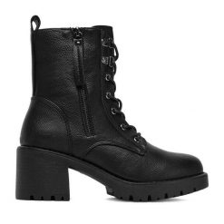 Trzewiki Clara Barson. Czarne botki damskie Clara Barson, bez wzorów, bez obcasa, na płaskiej podeszwie, bez zapięcia. Za 129.99 zł.