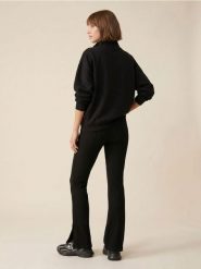 Prążkowane legginsy flare z domieszką bawełny - czarny. Czarne legginsy damskie Sinsay, bez wzorów, z bawełny. Za 49.99 zł.