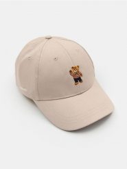Czapka z daszkiem z haftowanym misiem - beżowy. Brązowe czapki damskie Sinsay, bez wzorów. Za 15.99 zł.