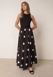 Czarna Rozkloszowana Spódnica w Stylu Retro Plisowana w Grochy Kasosa. Czarne spódnice damskie Born2be, na co dzień, m, bez wzorów, eleganckie, maxi, dopasowane. Za 119.99 zł.