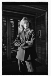 Marynarka z ozdobnymi guzikami czarna. Czarne marynarki i żakiety damskie MOODO, bez wzorów, z elastanu, bez kołnierzyka, bez ramiączek. Za 219.99 zł.