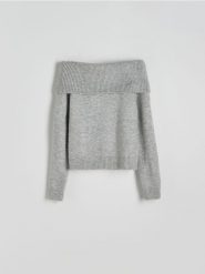 Sweter z odkrytymi ramionami - szary. Szare swetry nierozpinane damskie Reserved, l, bez wzorów, z dzianiny, bez kołnierzyka, bez ramiączek. W wyprzedaży za 89.99 zł.