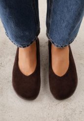 Brązowe Balerinki Barefoot z Wycięciem V przy Nosku Indira. Brązowe balerinki damskie Renee, bez wzorów, bez obcasa, bez zapięcia. Za 99.99 zł.