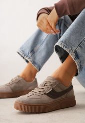 Beżowe Zamszowe Sneakersy w Stylu Klasycznych Tenisówek ze Skórzaną Wkładką Riosera. Brązowe obuwie sportowe damskie Born2be, bez wzorów, z jeansu, bez zapięcia, tenisowe. Za 189.99 zł.