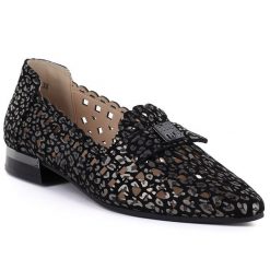 Skórzane półbuty damskie ażurowe czarne Cambell 35307. Czarne półbuty damskie Cambell, w ażurowe wzory, ze skóry, bez obcasa, bez zapięcia. Za 199.99 zł.