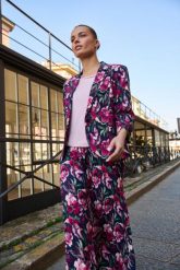 Marynarka w kwiaty granatowa. Marynarki i żakiety damskie MOODO, bez wzorów, z elastanu, bez kołnierzyka, bez ramiączek. Za 199.99 zł.