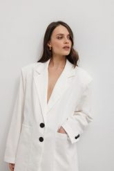 Marynarka z lnem oversize w kolorze WHITE CREAM- HARLEY-S/M. Białe marynarki i żakiety damskie Marsala, bez wzorów, z bawełny, eleganckie, bez kołnierzyka, bez ramiączek. Za 319.90 zł.
