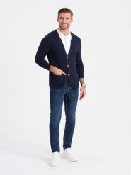 Męski dzianinowy kardigan z kieszeniami i ozdobnymi guzikami – granatowy V3 - Rozmiar: M. Niebieskie swetry męskie Ombre Clothing, m, z aplikacjami, z bawełny, casualowe, bez kołnierzyka, bez ramiączek. W wyprzedaży za 49.99 zł.