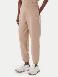 Guess Spodnie dresowe V6GB02 K2915 Beżowy Regular Fit. Brązowe spodnie dresowe damskie Guess, z aplikacjami, z dresówki. Za 394.99 zł.