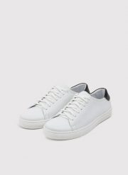 PAKO LORENTE – Skórzane białe sneakersy męskie z czarną wstawką. Białe buty sportowe męskie Pako Lorente, bez wzorów, ze skóry, bez zapięcia. Za 249.99 zł.
