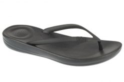 Klapki damskie FitFlop Iqushion Ergonomic TPU. Czarne klapki damskie Flip Flop, na lato, bez wzorów, z materiału, bez obcasa, bez zapięcia. Za 225.50 zł.