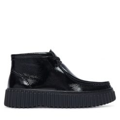Trzewiki Clarks. Czarne botki damskie Clarks, bez wzorów, bez obcasa, na płaskiej podeszwie, bez zapięcia. Za 519.99 zł.