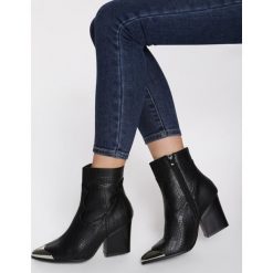 Czarne Botki Oakhaven. Czarne botki damskie Renee, z aplikacjami, eleganckie, za kostkę, bez obcasa, na obcasie, bez zapięcia. Za 159.99 zł.