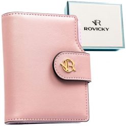 Portfel damski ze skóry ekologicznej w różowym kolorze, wyposażony w system RFID - Rovicky. Czerwone portfele damskie ROVICKY, ze skóry ekologicznej. Za 89.99 zł.