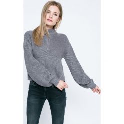 Calvin Klein Jeans - Sweter. Czerwone swetry nierozpinane damskie Calvin Klein Jeans, l, bez wzorów, z bawełny, bez kołnierzyka, bez ramiączek. W wyprzedaży za 269.90 zł.