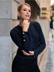 Sweter - granatowy. Niebieskie swetry nierozpinane damskie Sinsay, l, bez wzorów, ze splotem, bez kołnierzyka, bez ramiączek. Za 59.99 zł.