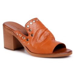 Klapki QUAZI. Brązowe klapki damskie QUAZI, bez wzorów, bez obcasa, bez zapięcia. Za 259.99 zł.
