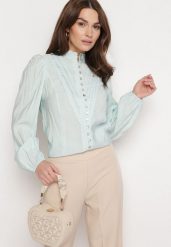 Jasnoniebieska Koszula w Stylu Retro ze Stójką i Koronkowymi Lamówkami Holora. Niebieskie koszule damskie Born2be, l, bez wzorów, z koronki, retro, bez kołnierzyka, bez ramiączek. Za 64.99 zł.