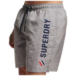 Spodenki kąpielowe męskie SUPERDRY CODE APLLQUE 19INCH. Szare kąpielówki męskie Superdry, bez wzorów, z poliesteru, sportowe. W wyprzedaży za 115.00 zł.