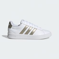 Buty Grand Court 3.0. Białe obuwie sportowe damskie Adidas, bez wzorów, bez zapięcia, na fitness i siłownię. Za 349.00 zł.