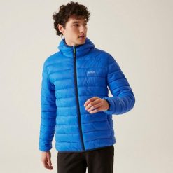 Kurtka turystyczna pikowana męska z kapturem Marizion. Niebieskie kurtki męskie Regatta, m, bez wzorów, z puchu, eleganckie, z kapturem. W wyprzedaży za 326.85 zł.