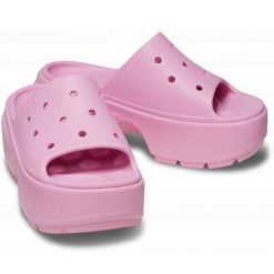 Klapki Crocs Stomp Slide 209346-6WY różowe. Czerwone klapki damskie bez wzorów, z materiału, casualowe, bez obcasa, bez zapięcia. Za 394.65 zł.