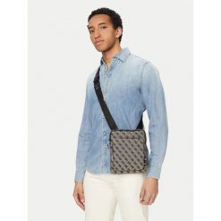 Saszetka Guess. Brązowe torby na ramię męskie Guess, małe. Za 329.99 zł.