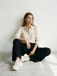 Haftowana koszula regular fit z wiskozą i domieszką lnu - wielobarwny. Koszule damskie Sinsay, l, bez wzorów, z wiskozy, bez kołnierzyka, bez ramiączek. Za 49.99 zł.