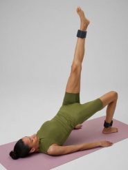 4F Top do jogi slim szybkoschnący damski - oliwkowy M. Brązowe topy damskie 4F, m, bez wzorów, z włókna, klasyczne, bez kołnierzyka, bez ramiączek. Za 99.99 zł.