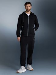 4F Bluza dresowa regular z kapturem męska - czarny M. Czarne bluzy męskie 4F, m, bez wzorów, z bawełny, bez ramiączek, z kapturem. Za 269.99 zł.