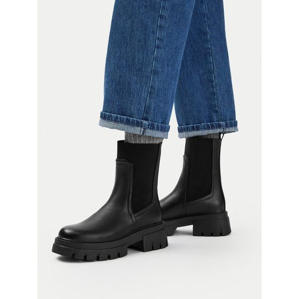 Sztyblety DeeZee. Czarne botki damskie DeeZee, bez wzorów, bez obcasa, na płaskiej podeszwie, bez zapięcia. Za 179.99 zł.