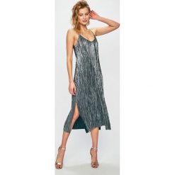 Glamorous - Sukienka. Zielone sukienki damskie Glamorous, na co dzień, m, bez wzorów, z materiału, casualowe, bez kołnierzyka, bez ramiączek, midi, proste. W wyprzedaży za 139.90 zł.
